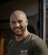 Sebastian Peter Wagner im WAGNER Wohnungsservice Shirt